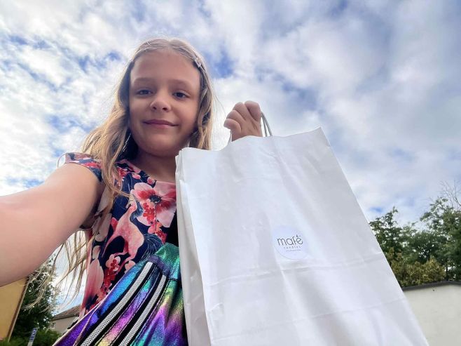 🎒 Poslední školní den. Malé ruce, velké díky. Jeden voňavý dárek v tašce a tisíc nevyřčených slov za celý rok trpělivosti,...