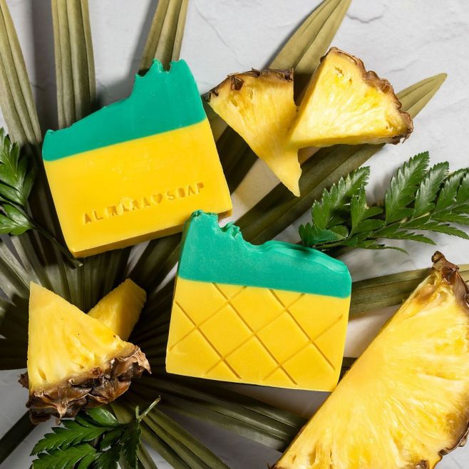 🍍 Tropická svěžest, která rozjasní každý den! Tohle ručně vyráběné mýdlo PINEAPPLE od @almarasoap voní po zralém ananasu a...