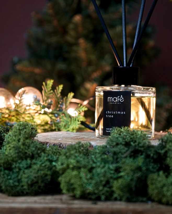 Náš tyčinkový aroma difuzér Vánoční stromeček - Syté tóny borovice, cedru, santalu a guajaku naplní váš domov vůní...