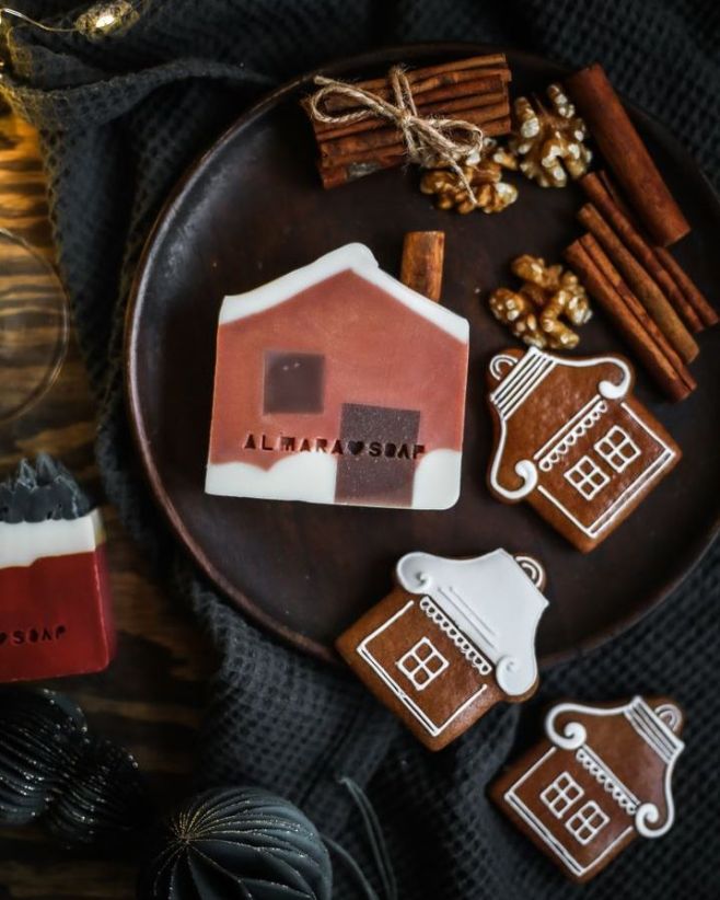 Vůně Vánoc v každém mytí a to nejen rukou.🎄 Mýdlo GINGERBREAD od Almara Soap přináší sladké tóny perníčků, skořice a medu...