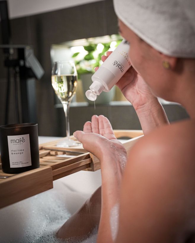 Jak všichni víme pondělky mohou být náročné. Dopřejte si večer jen pro sebe! 🛁Horká voda ve vaně, hořící svíčka Mafe...